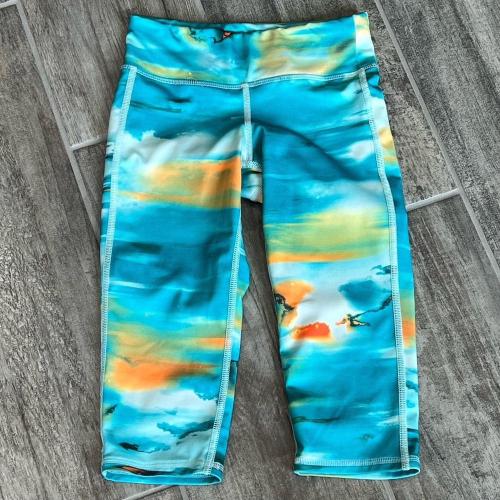 Old Navy Girls Active Go-Dry Teal Abstract Cloud Print Capri Leggings Size S 6-7